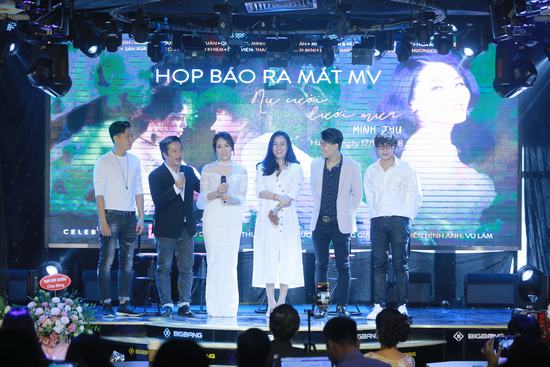 “Nụ cười dưới mưa” – Lời  tự sự của người đàn bà về tình yêu